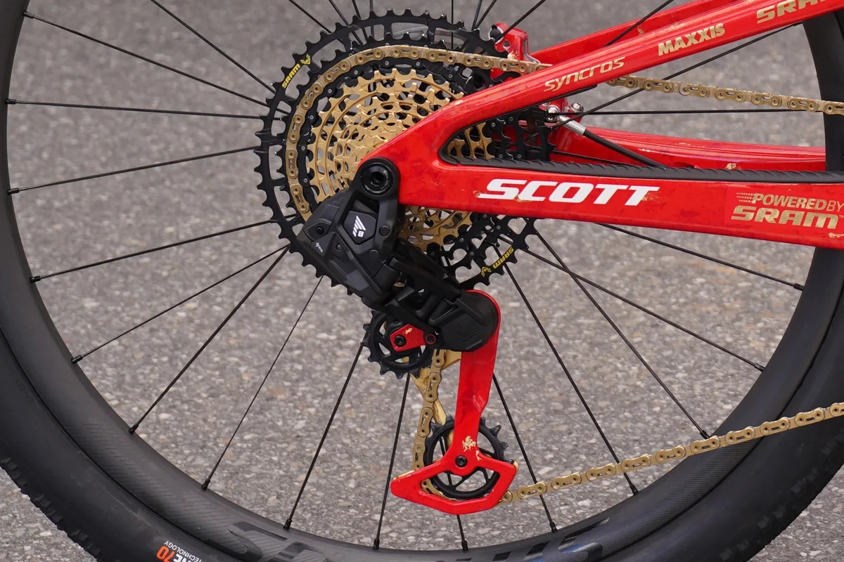 见证 GOAT 谢幕！尼诺退役战车惊现全新SRAM传动系统