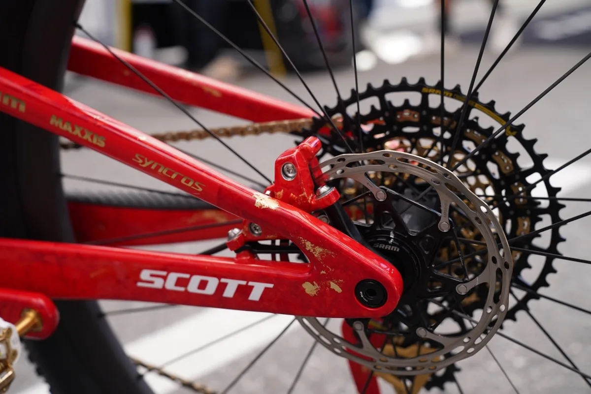 见证 GOAT 谢幕！尼诺退役战车惊现全新SRAM传动系统