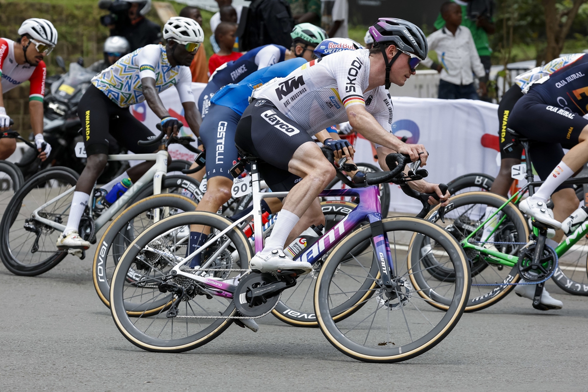波加查最后66.6km封神，成功卫冕 2025 UCI 世锦赛！