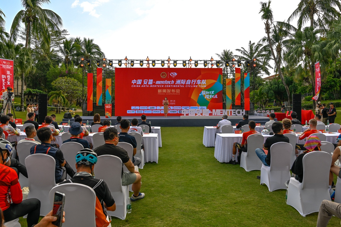 “骏驰万里，踏梦天涯”2026中国安踏mentech洲际队全新亮相