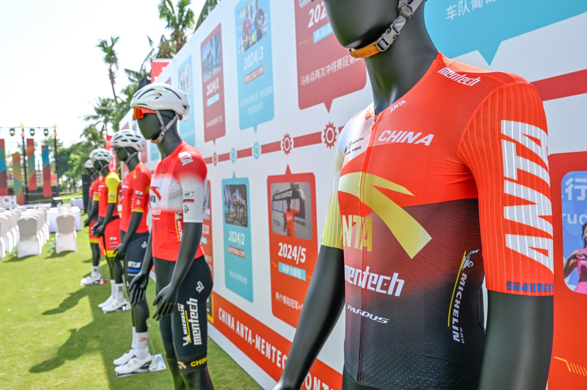 “骏驰万里，踏梦天涯”2026中国安踏mentech洲际队全新亮相