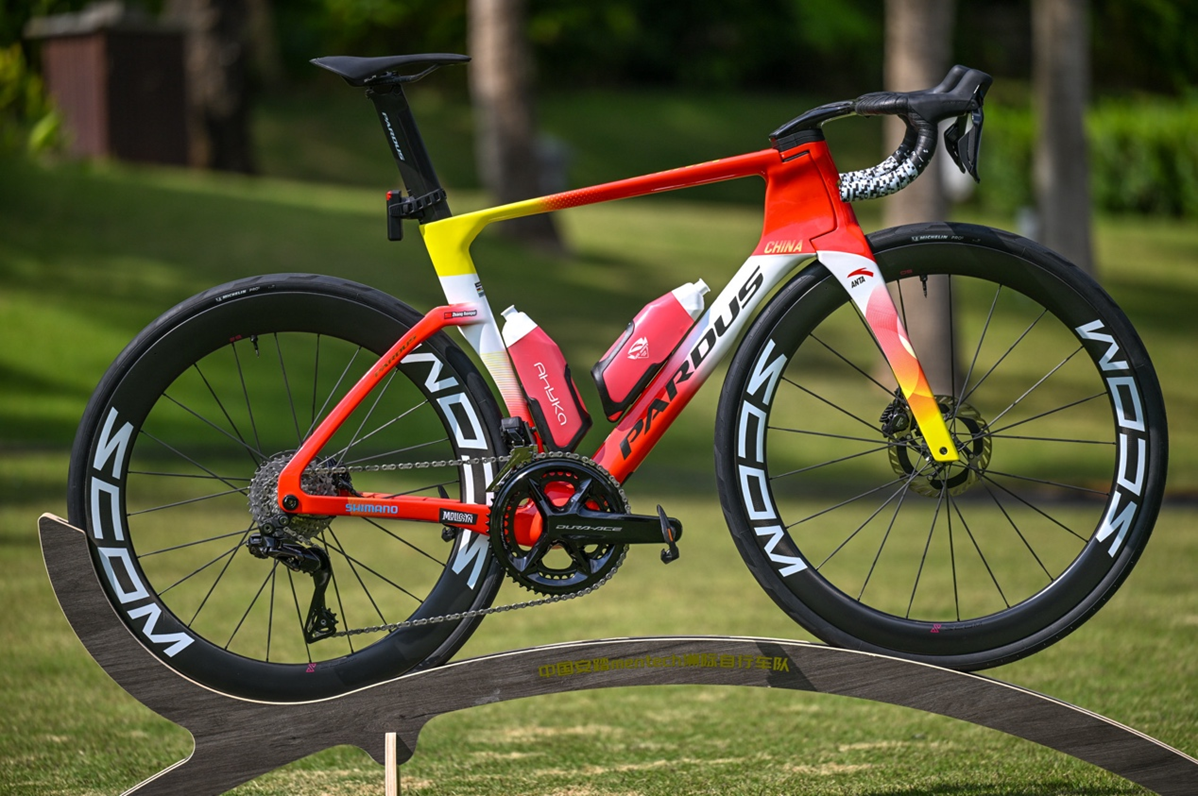 “骏驰万里，踏梦天涯”2026中国安踏mentech洲际队全新亮相