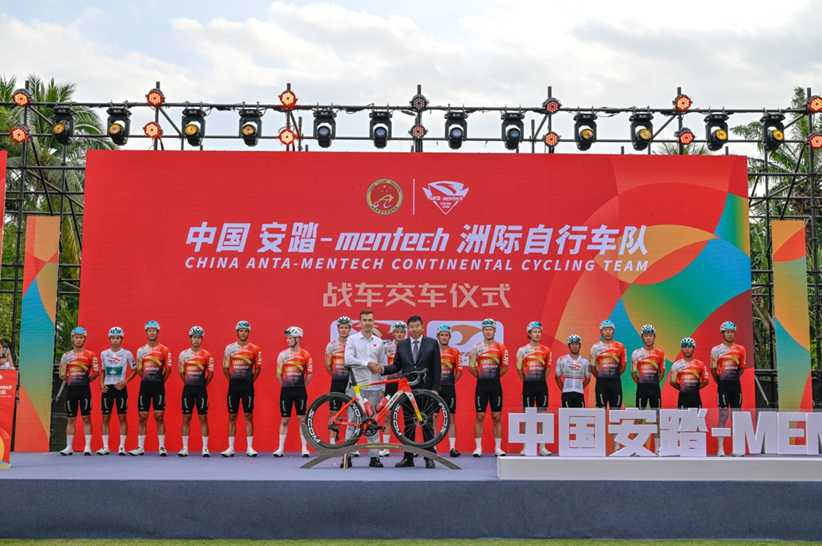 “骏驰万里，踏梦天涯”2026中国安踏mentech洲际队全新亮相