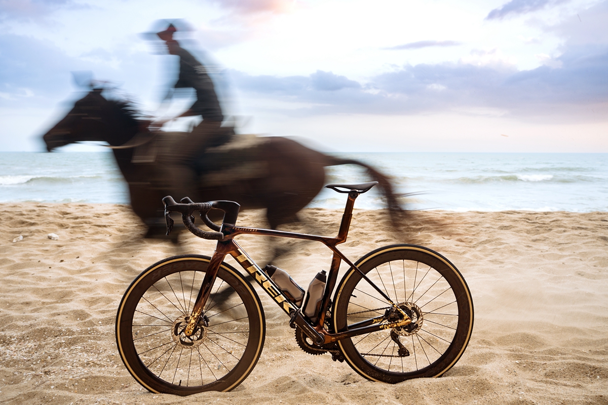 TREK 推出 Project One ICON Palomino “马动骁腾” 中国马年涂装