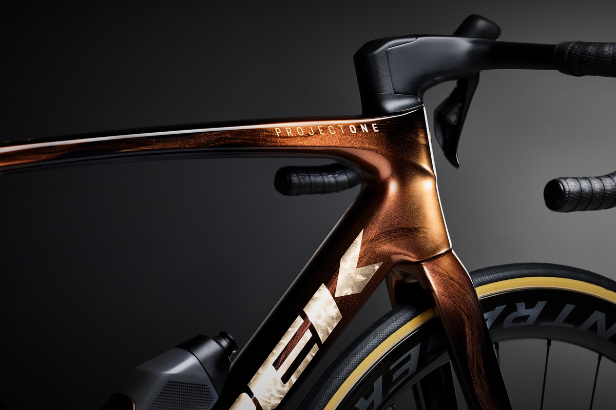 TREK 推出 Project One ICON Palomino “马动骁腾” 中国马年涂装