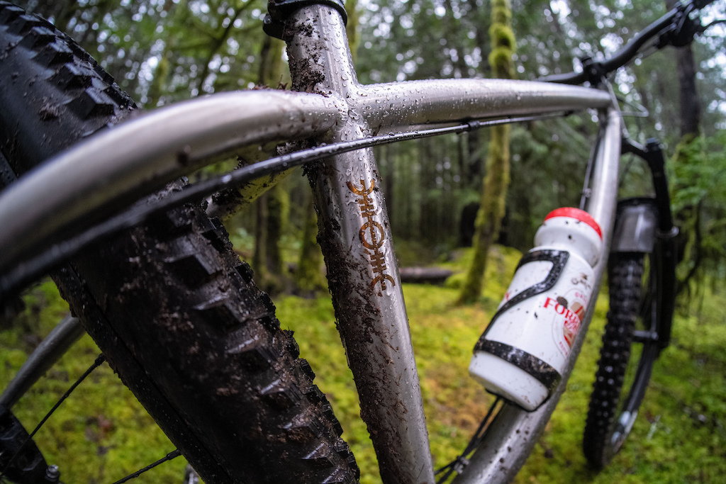 配有比例链条后叉 Forbidden推出钛合金硬尾山地车