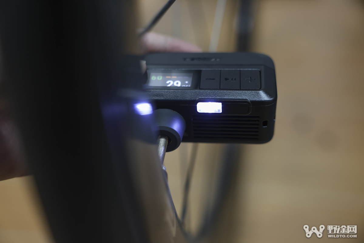 好物推荐 | 塞进尾包就能走  Trek Air Rush电动迷你打气筒