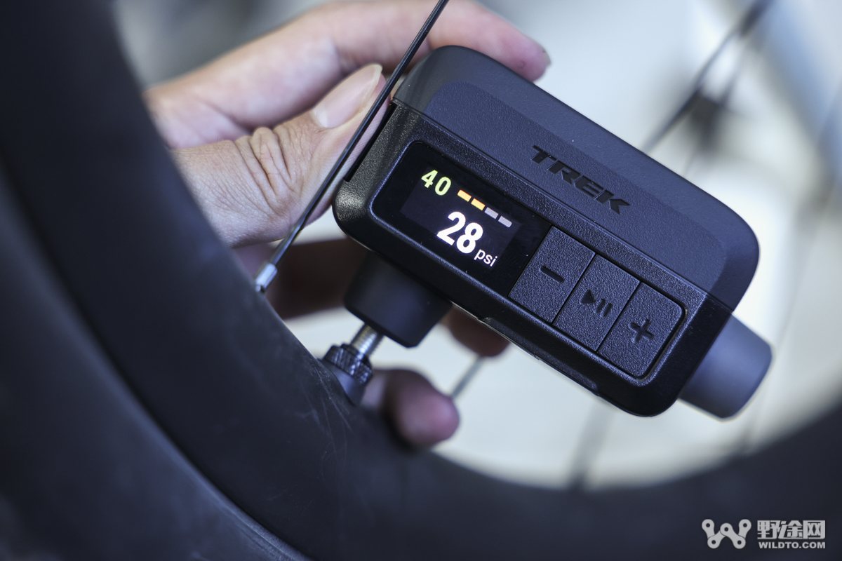 好物推荐 | 塞进尾包就能走  Trek Air Rush电动迷你打气筒