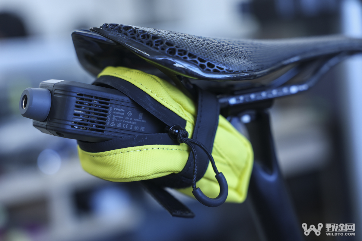 好物推荐 | 塞进尾包就能走  Trek Air Rush电动迷你打气筒