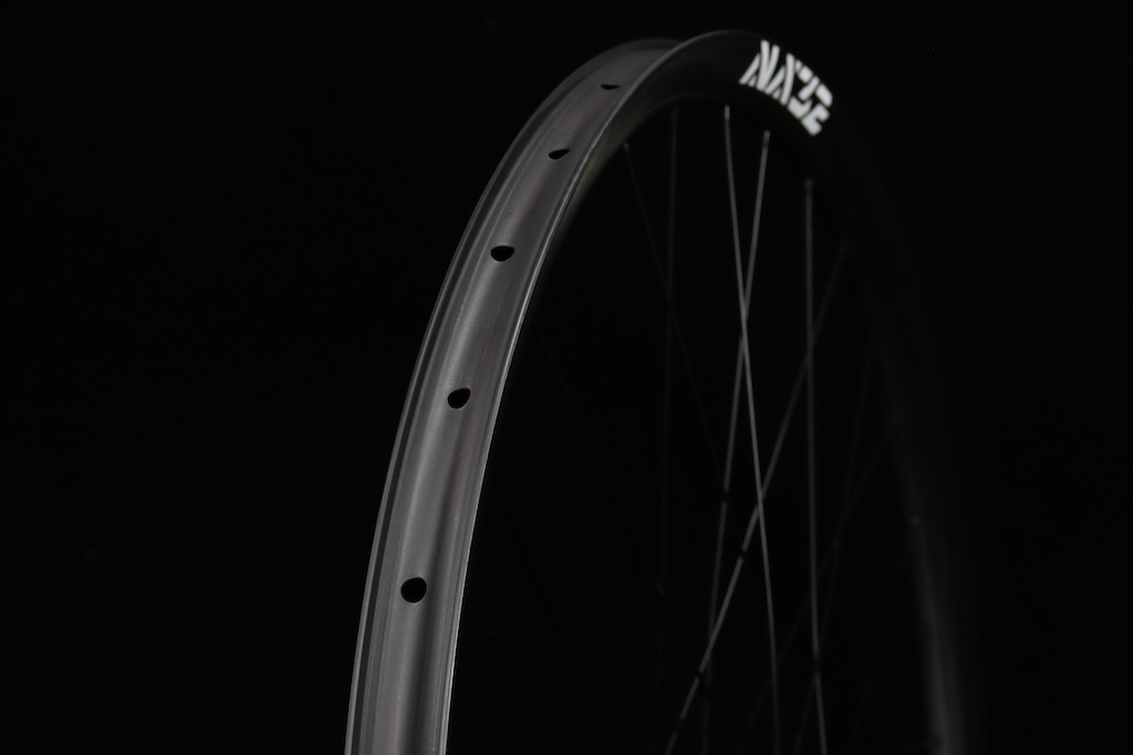 Light Bicycle推出32英寸XC碳纤维轮组