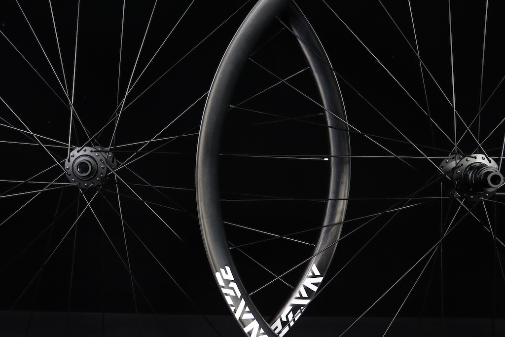 Light Bicycle推出32英寸XC碳纤维轮组