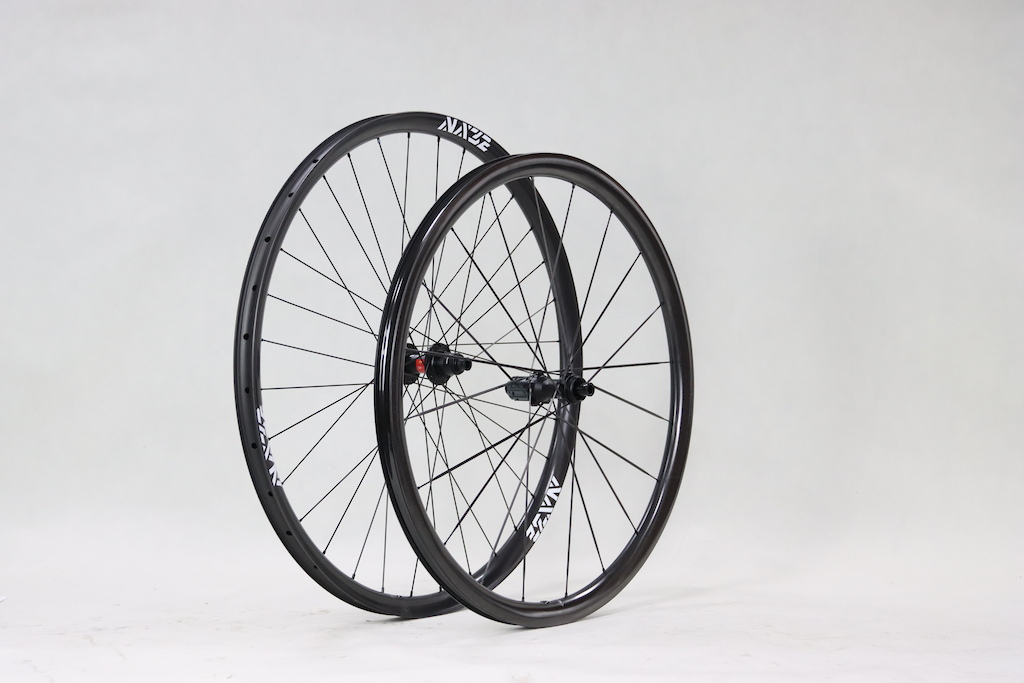 Light Bicycle推出32英寸XC碳纤维轮组