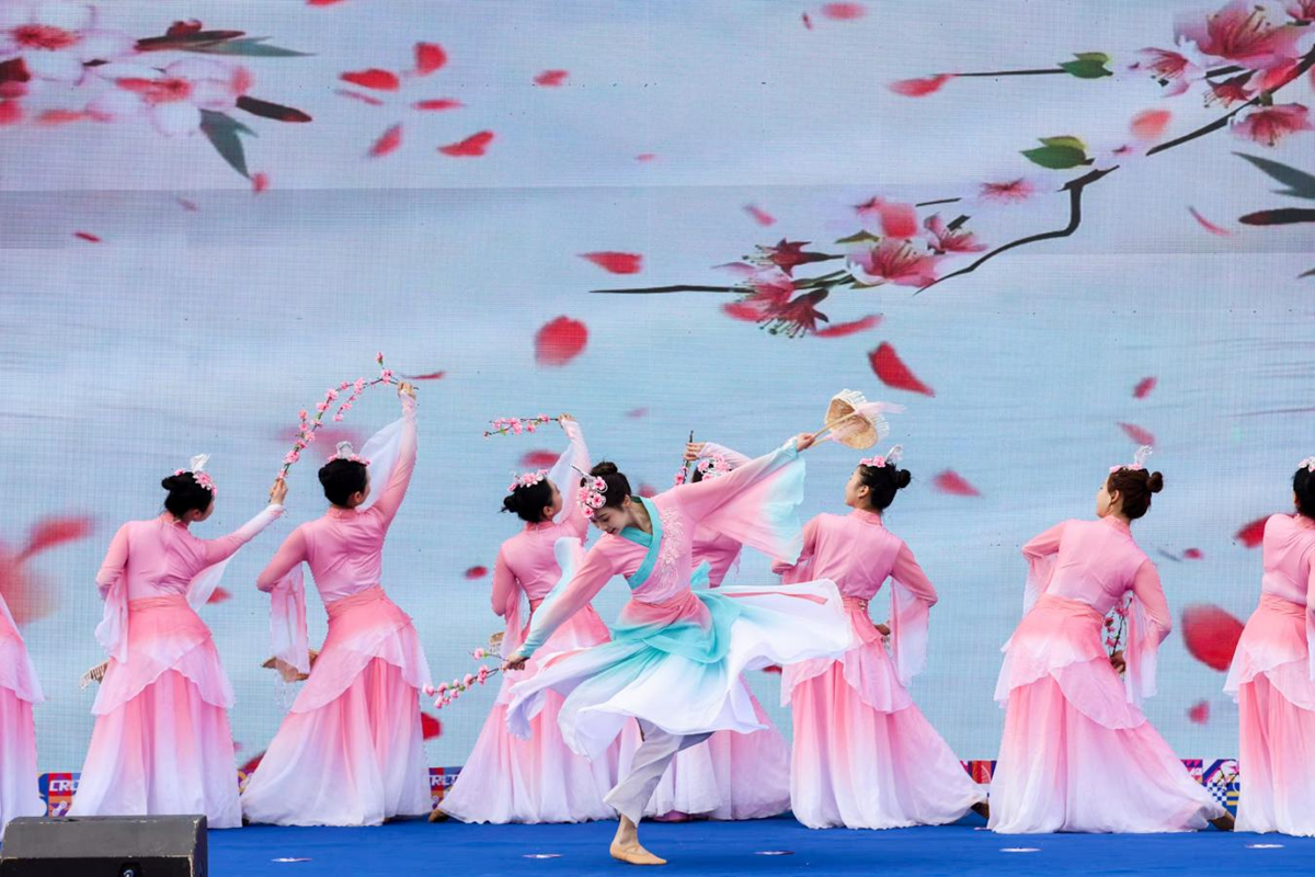 2026中国公路自行车公开赛（湖北枝江站） 鸣枪开赛  千名车手竞速“三峡水乡”