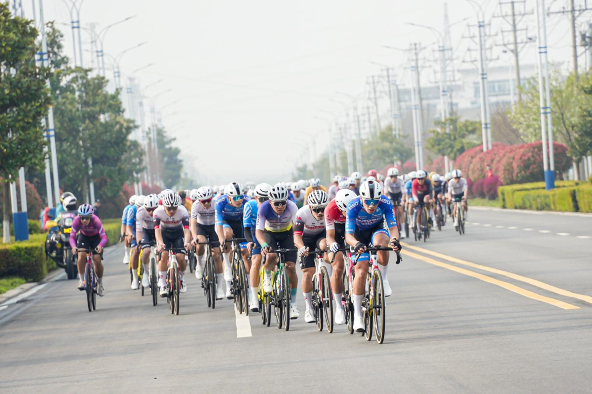 2026中国公路自行车公开赛（湖北枝江站） 鸣枪开赛  千名车手竞速“三峡水乡”