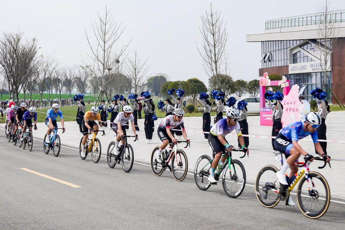 2026中国公路自行车公开赛（湖北枝江站） 鸣枪开赛  千名车手竞速“三峡水乡”