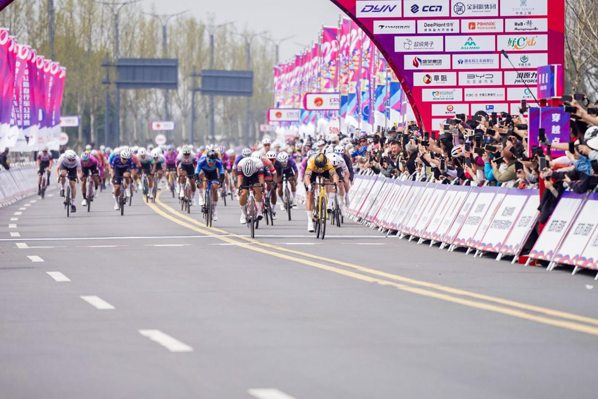 2026中国公路自行车公开赛（湖北枝江站） 鸣枪开赛  千名车手竞速“三峡水乡”