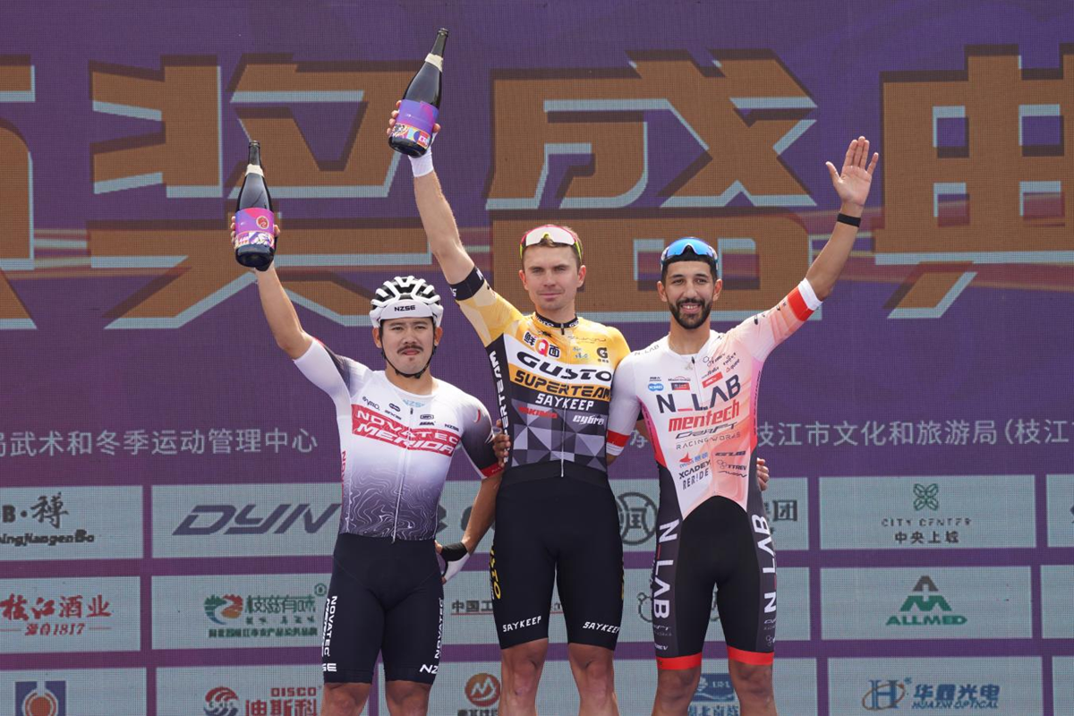 2026中国公路自行车公开赛（湖北枝江站） 鸣枪开赛  千名车手竞速“三峡水乡”