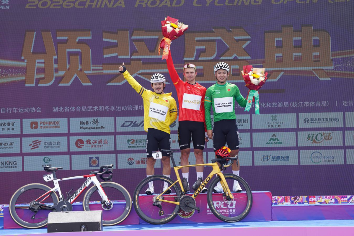 2026中国公路自行车公开赛（湖北枝江站） 鸣枪开赛  千名车手竞速“三峡水乡”