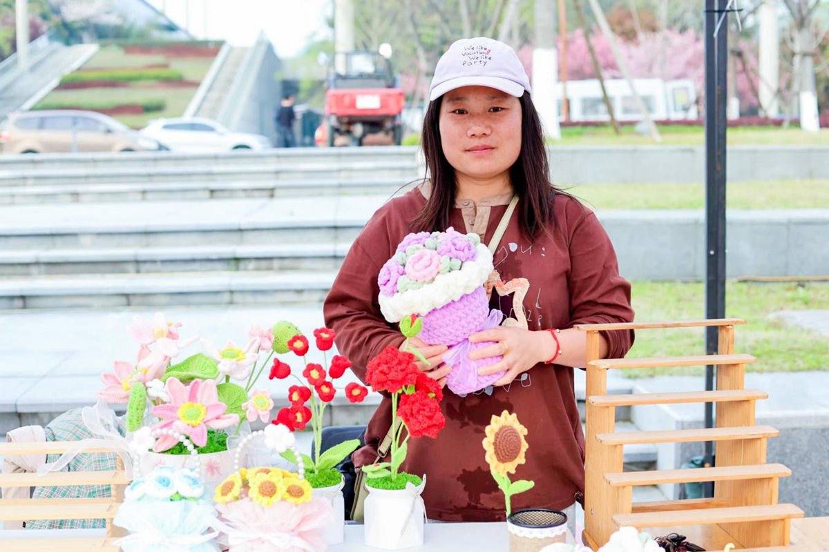 2026中国公路自行车公开赛（湖北枝江站） 鸣枪开赛  千名车手竞速“三峡水乡”