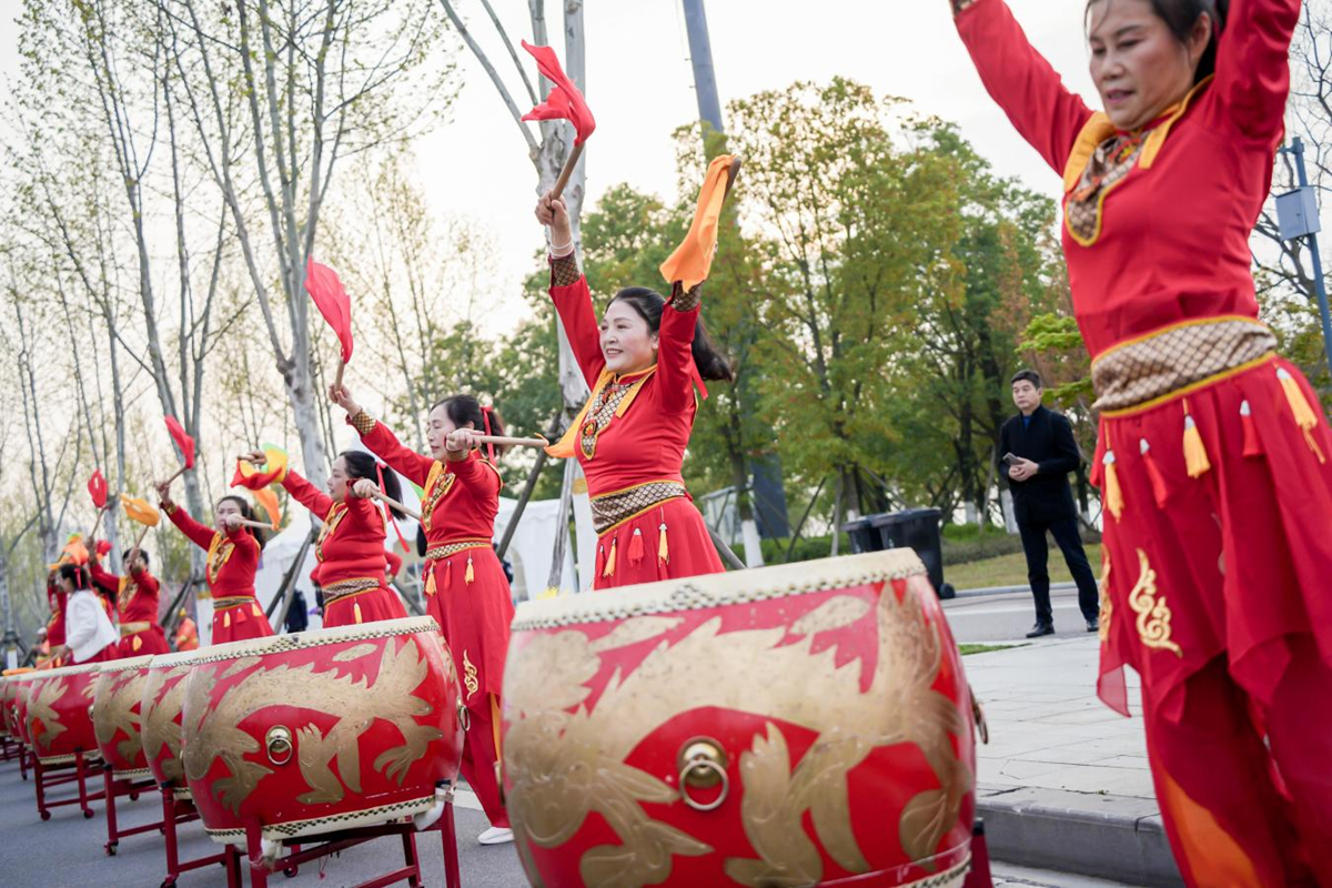 2026中国公路自行车公开赛（湖北枝江站） 鸣枪开赛  千名车手竞速“三峡水乡”