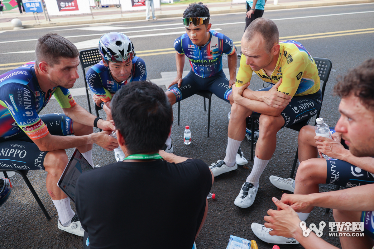 “理想汽车杯”2026环岛赛S2：喜德盛阿斯塔纳赢赛段，并穿上黄衫