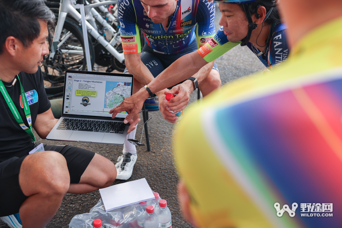 “理想汽车杯”2026环岛赛S2：喜德盛阿斯塔纳赢赛段，并穿上黄衫