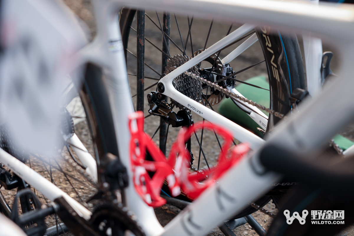 “理想汽车杯”2026环岛赛S2：喜德盛阿斯塔纳赢赛段，并穿上黄衫