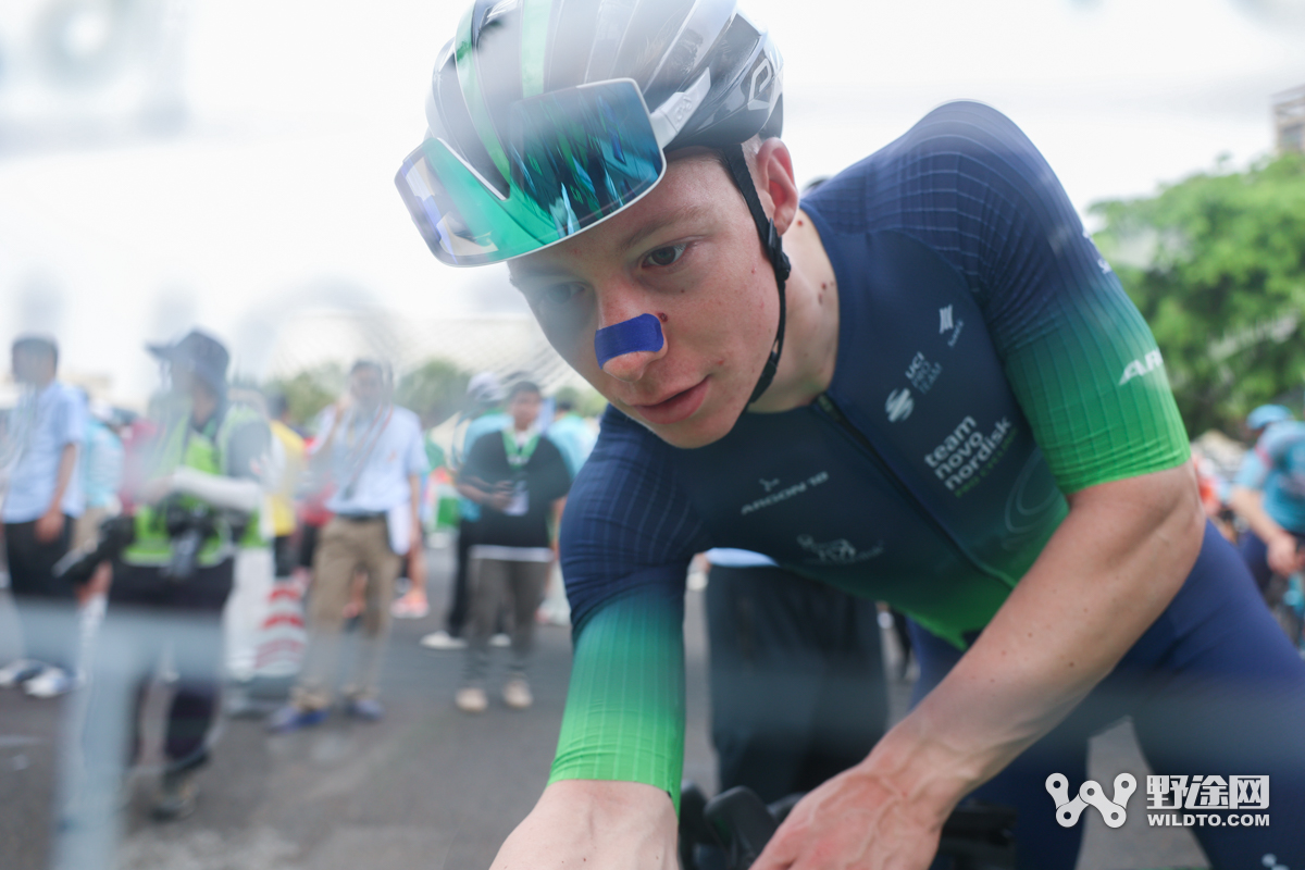 “理想汽车杯”2026环岛赛S2：喜德盛阿斯塔纳赢赛段，并穿上黄衫