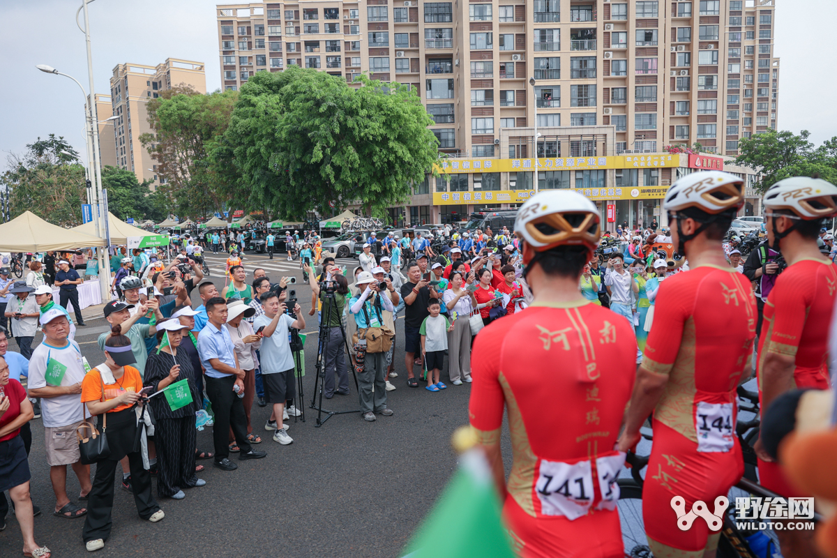 “理想汽车杯”2026环岛赛S2：喜德盛阿斯塔纳赢赛段，并穿上黄衫