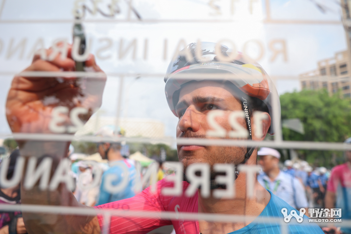 “理想汽车杯”2026环岛赛S2：喜德盛阿斯塔纳赢赛段，并穿上黄衫