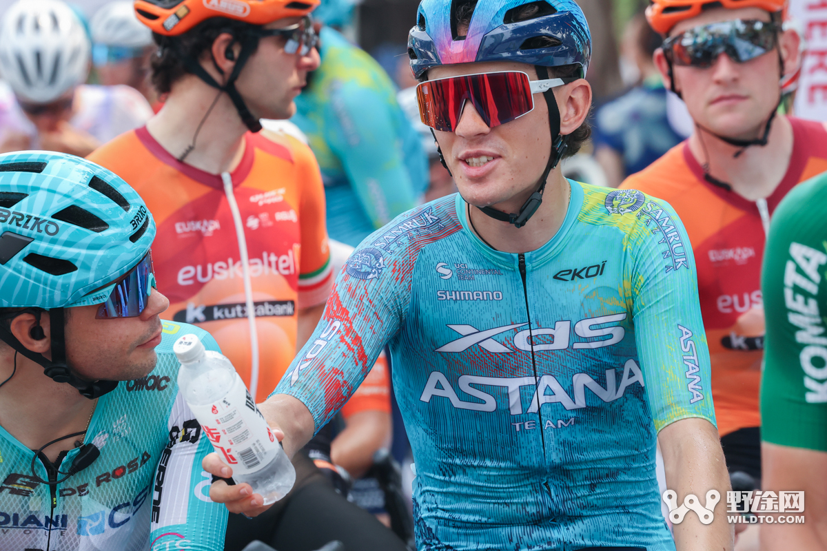 “理想汽车杯”2026环岛赛S2：喜德盛阿斯塔纳赢赛段，并穿上黄衫