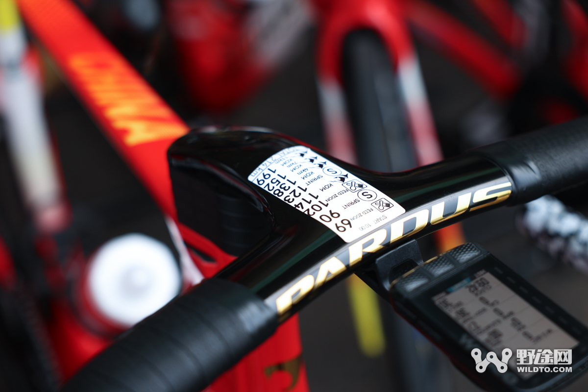 “理想汽车杯”2026环岛赛S2：喜德盛阿斯塔纳赢赛段，并穿上黄衫