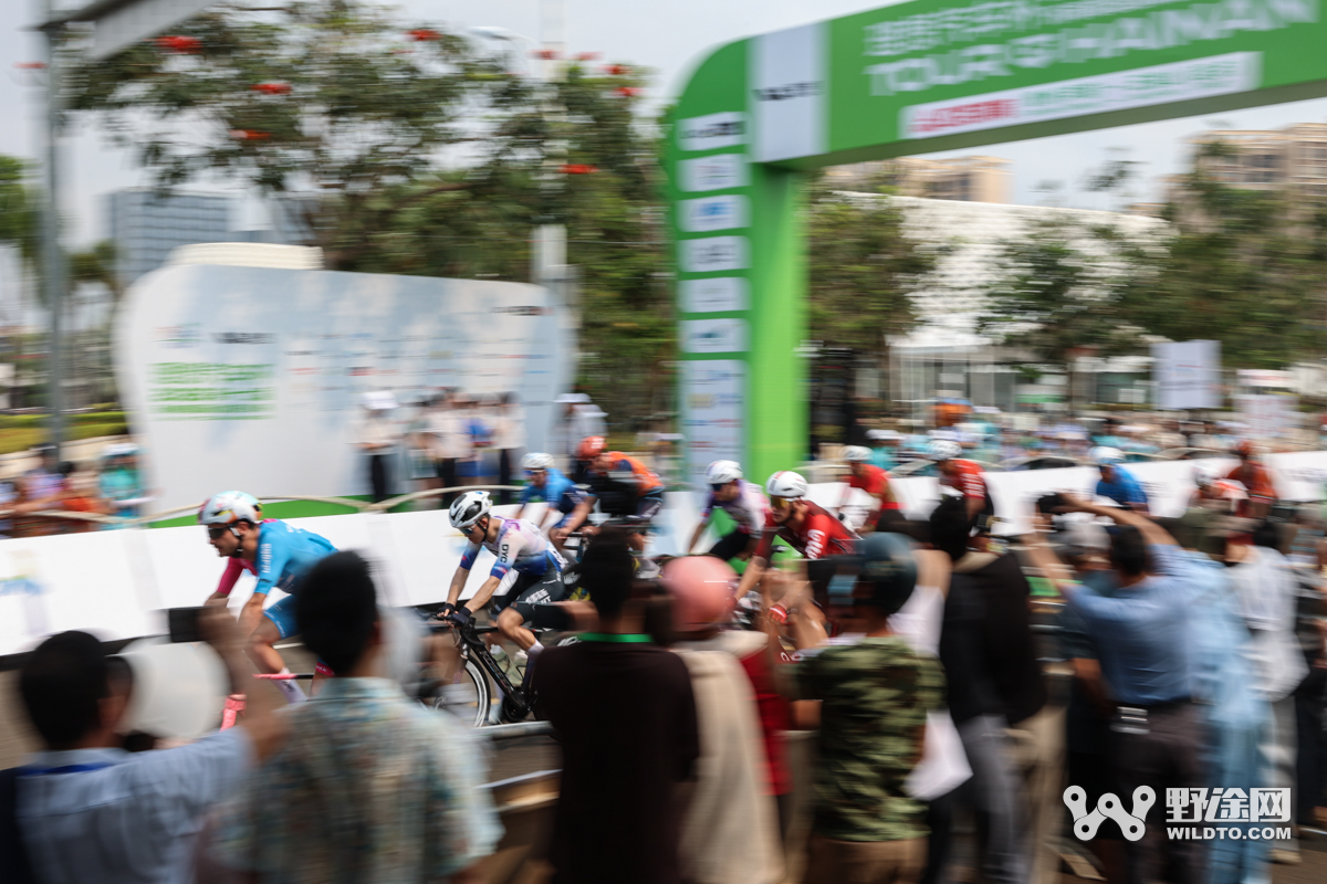 “理想汽车杯”2026环岛赛S2：喜德盛阿斯塔纳赢赛段，并穿上黄衫