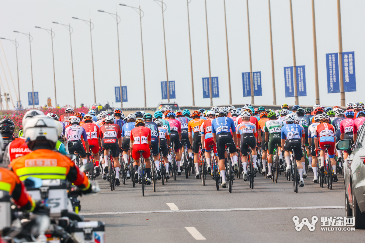 “理想汽车杯”2026环岛赛S2：喜德盛阿斯塔纳赢赛段，并穿上黄衫