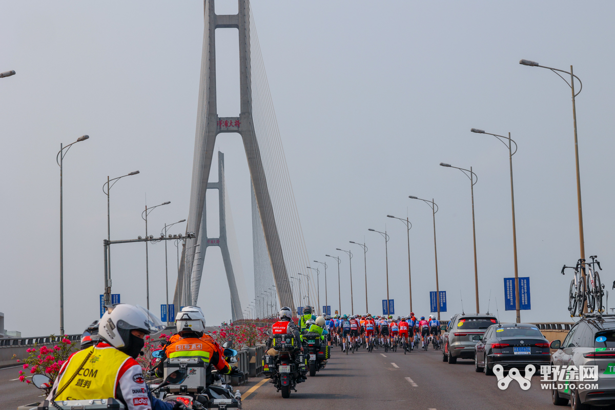 “理想汽车杯”2026环岛赛S2：喜德盛阿斯塔纳赢赛段，并穿上黄衫