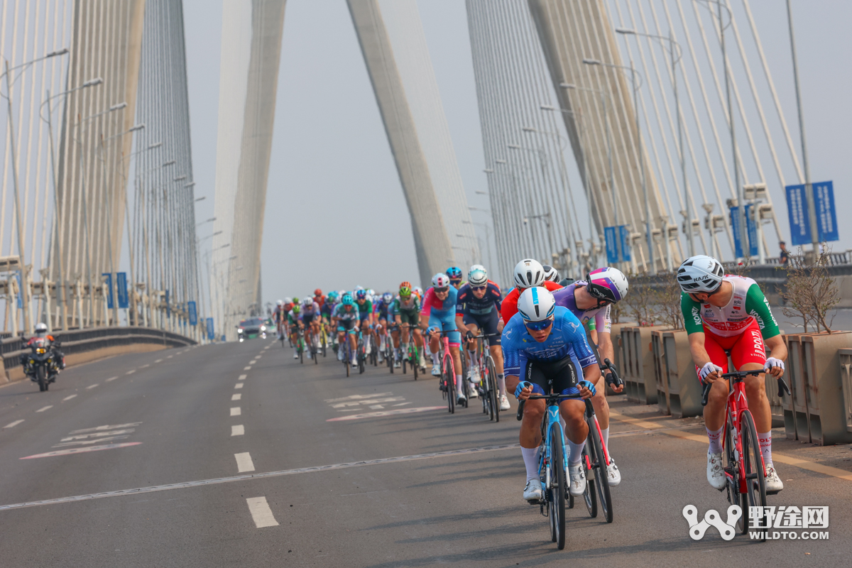 “理想汽车杯”2026环岛赛S2：喜德盛阿斯塔纳赢赛段，并穿上黄衫