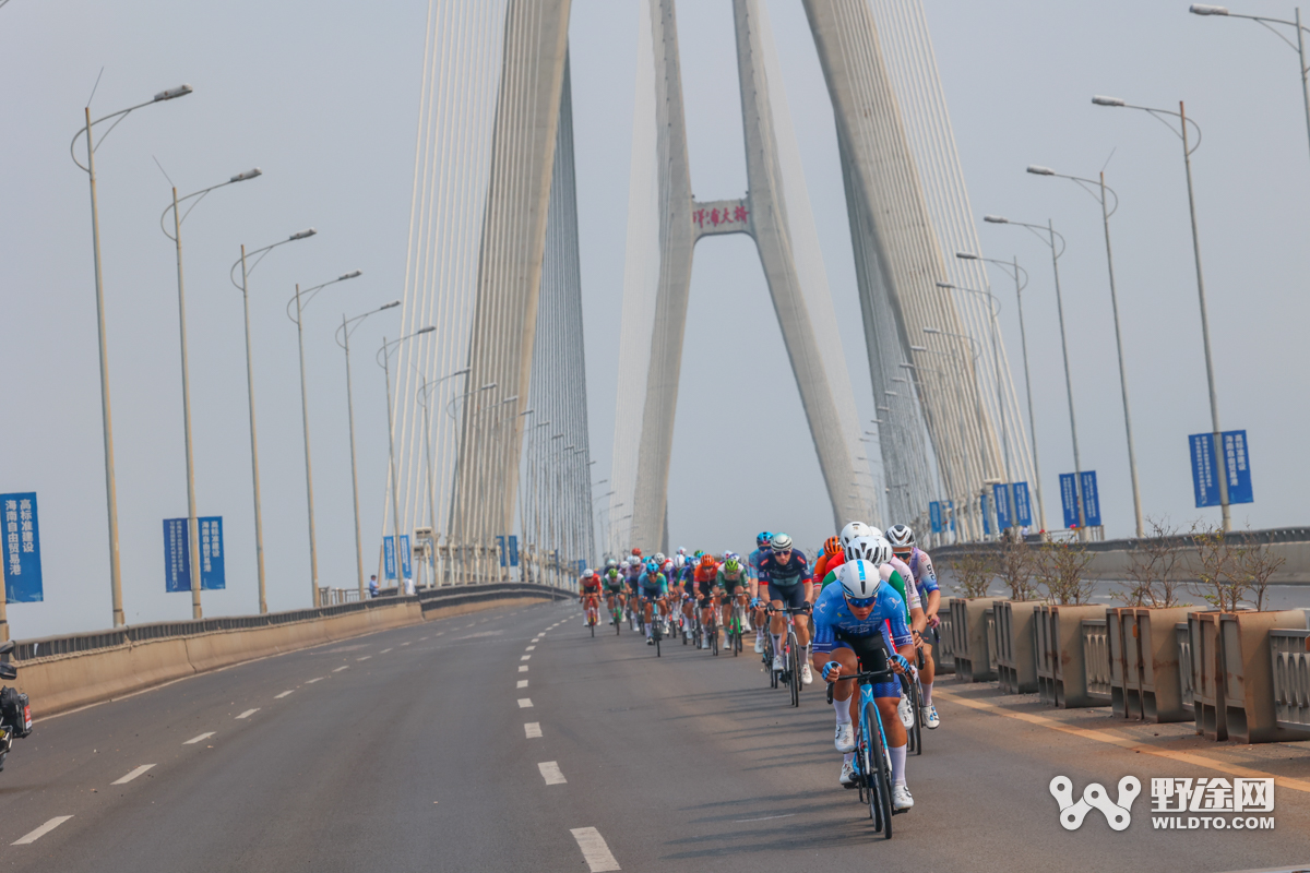 “理想汽车杯”2026环岛赛S2：喜德盛阿斯塔纳赢赛段，并穿上黄衫