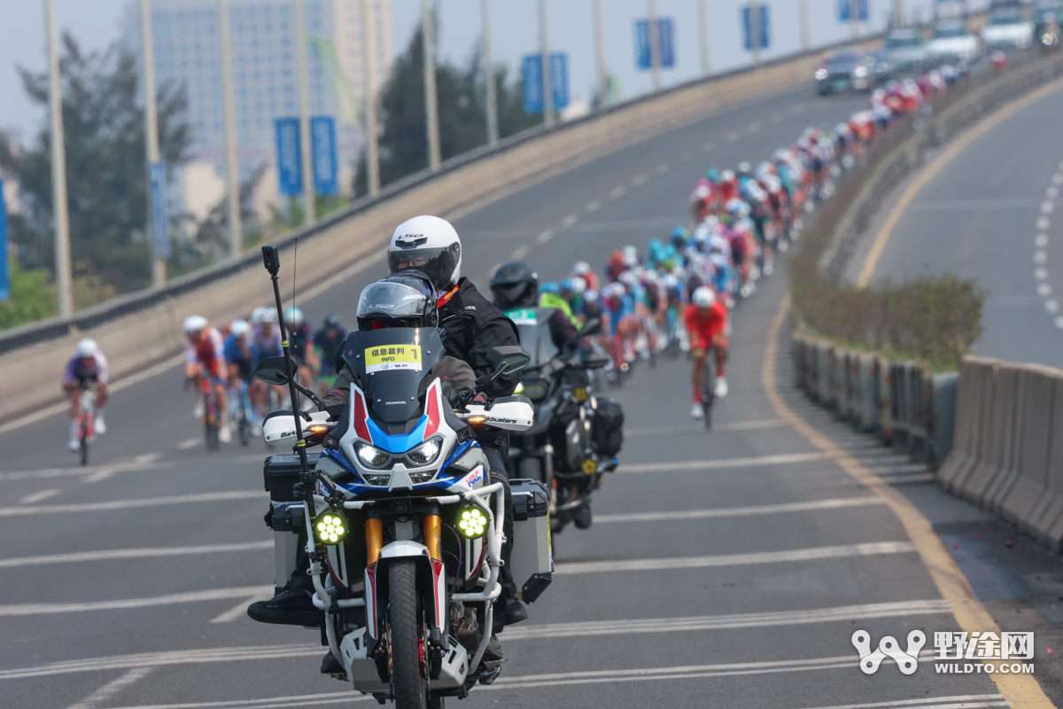 “理想汽车杯”2026环岛赛S2：喜德盛阿斯塔纳赢赛段，并穿上黄衫