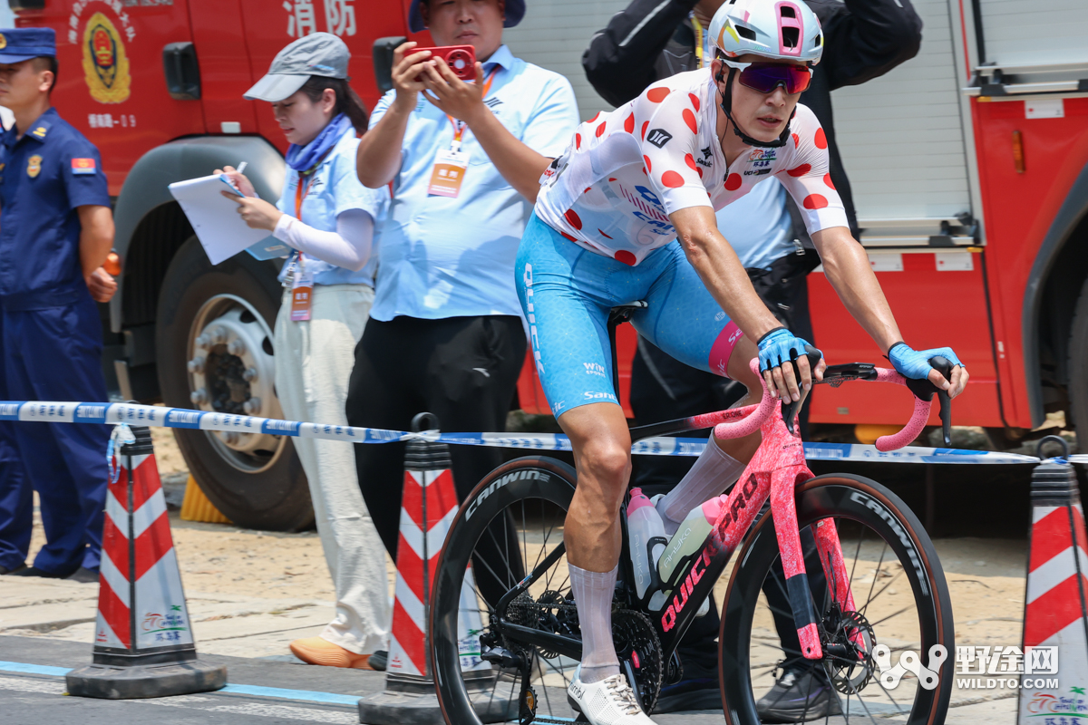 “理想汽车杯”2026环岛赛S2：喜德盛阿斯塔纳赢赛段，并穿上黄衫