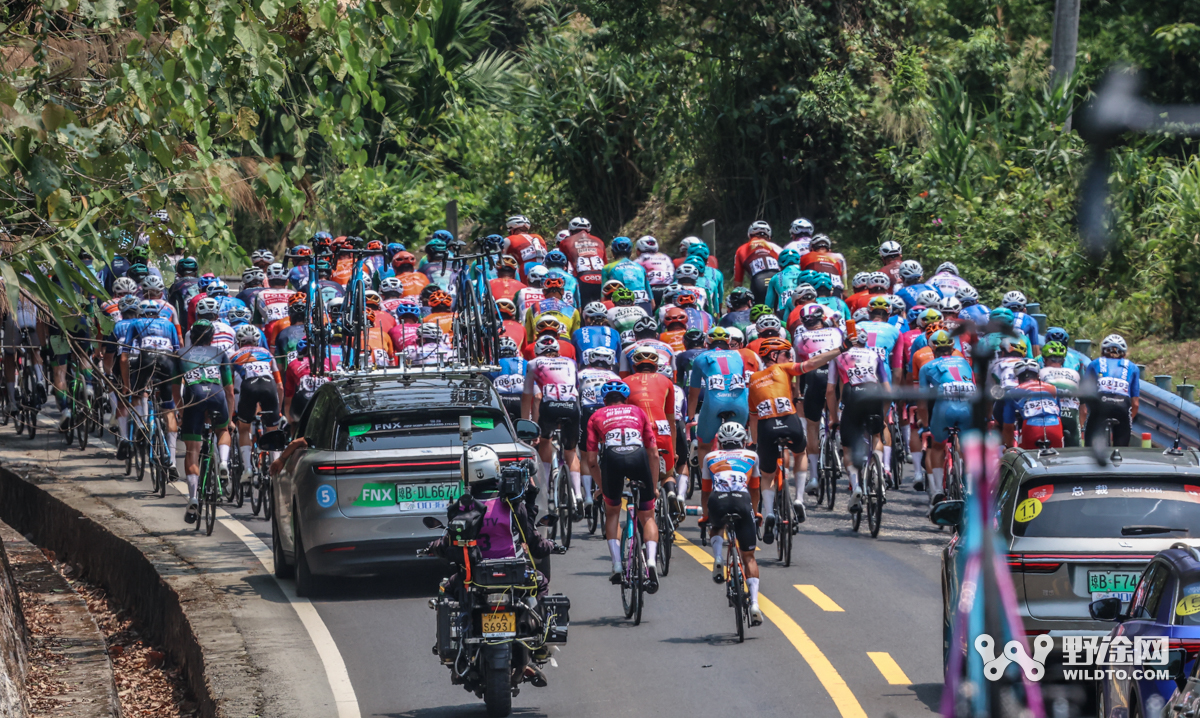 “理想汽车杯”2026环岛赛S2：喜德盛阿斯塔纳赢赛段，并穿上黄衫