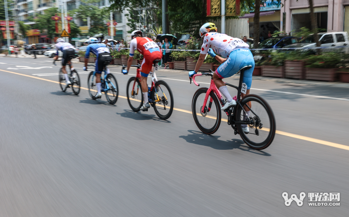 “理想汽车杯”2026环岛赛S2：喜德盛阿斯塔纳赢赛段，并穿上黄衫