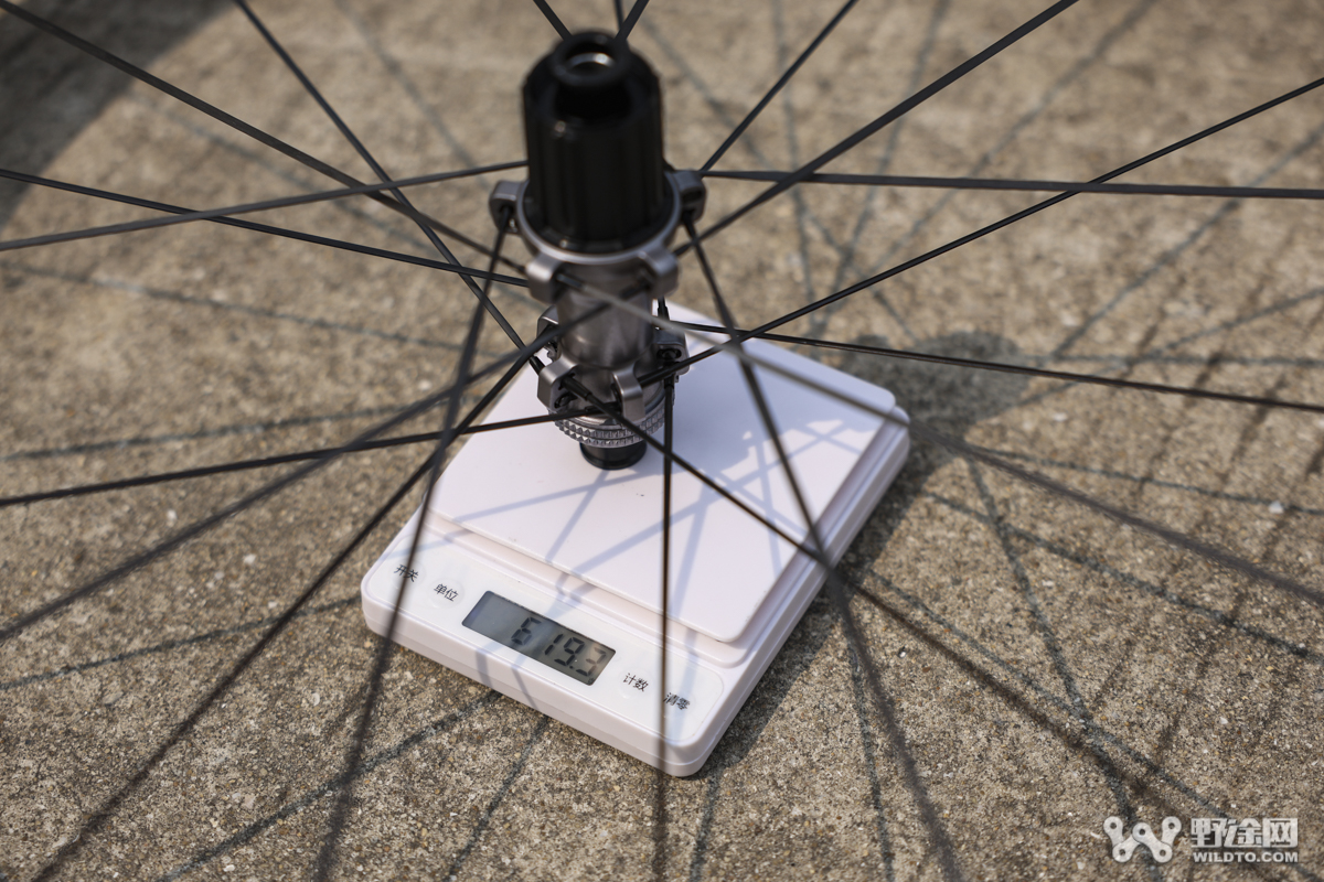 仅重1095g！ 钢碳辐条SCWS结构  TUKUS Evolution 50公路轮组实测