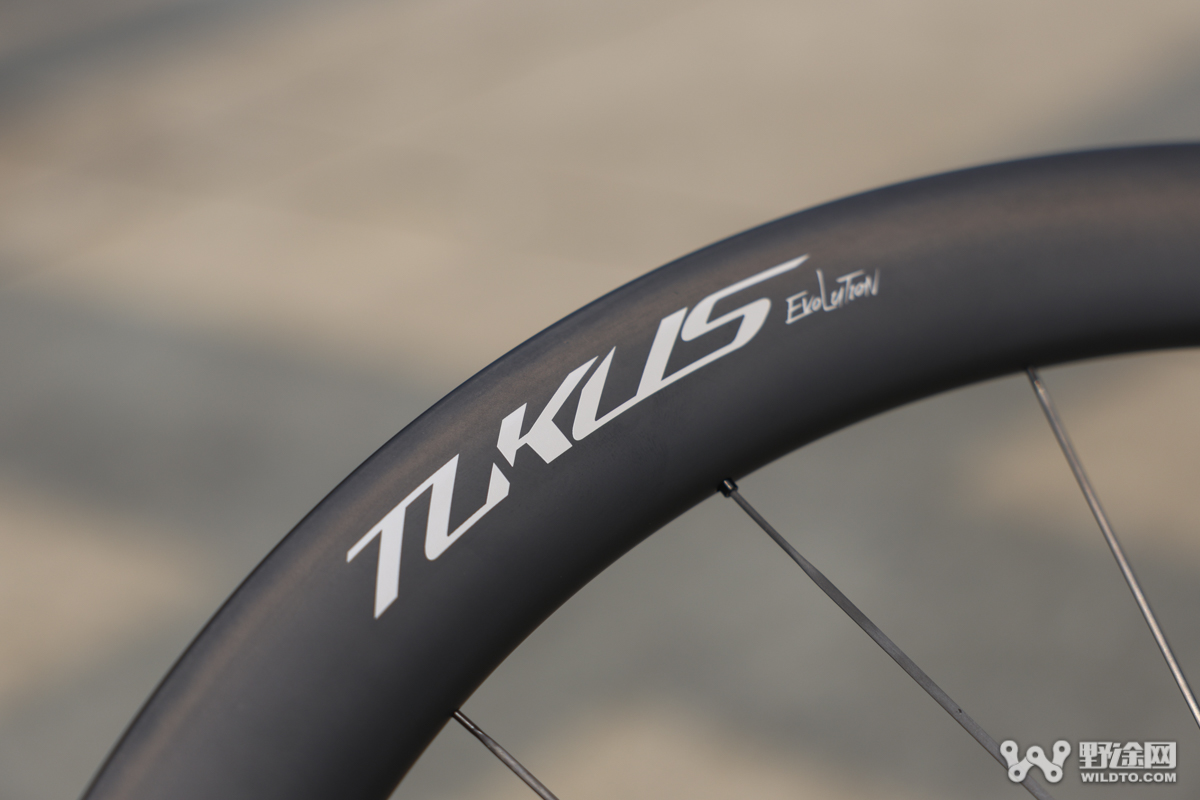 仅重1095g！ 钢碳辐条SCWS结构  TUKUS Evolution 50公路轮组实测