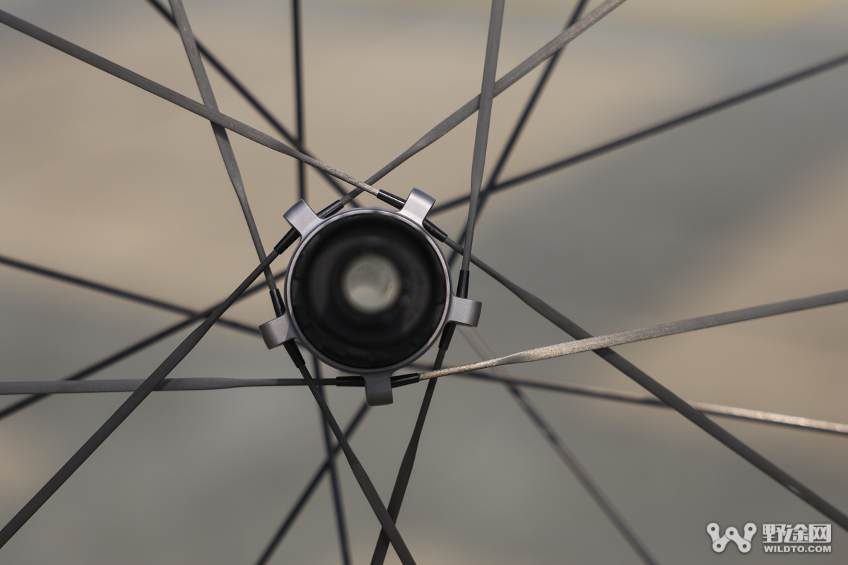仅重1095g！ 钢碳辐条SCWS结构  TUKUS Evolution 50公路轮组实测