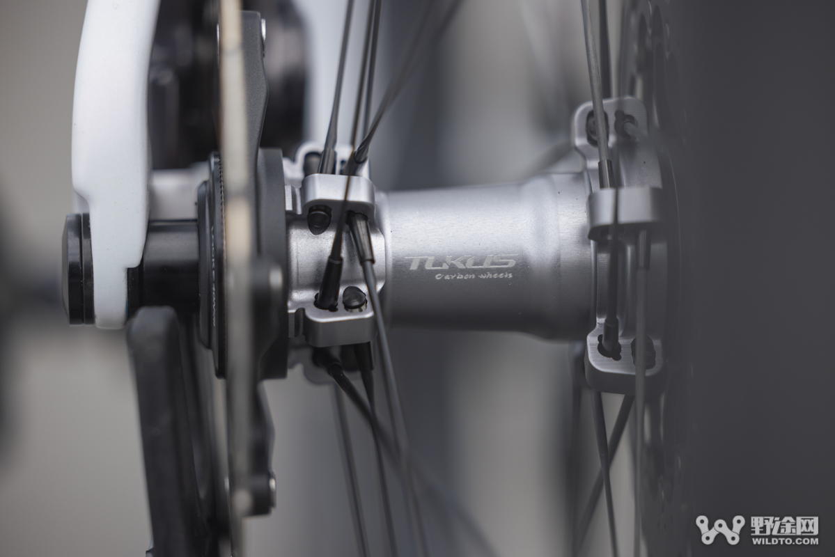 仅重1095g！ 钢碳辐条SCWS结构  TUKUS Evolution 50公路轮组实测
