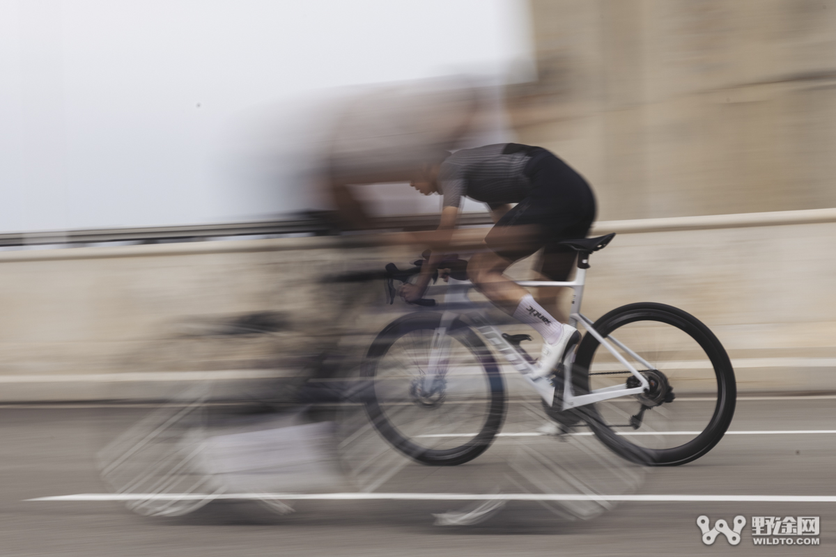 仅重1095g！ 钢碳辐条SCWS结构  TUKUS Evolution 50公路轮组实测