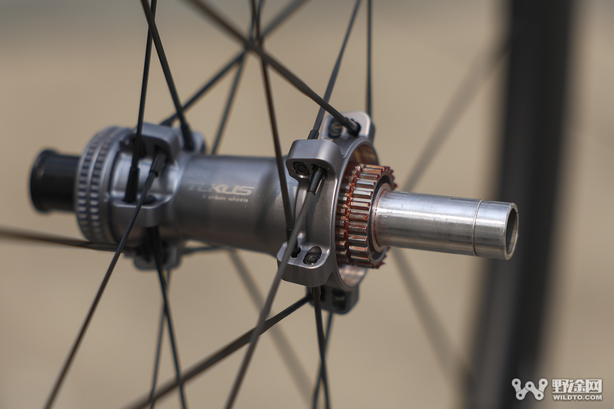 仅重1095g！ 钢碳辐条SCWS结构  TUKUS Evolution 50公路轮组实测