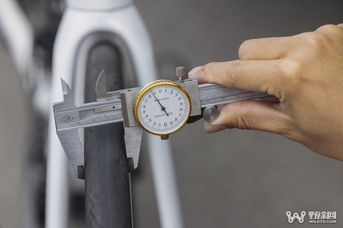 仅重1095g！ 钢碳辐条SCWS结构  TUKUS Evolution 50公路轮组实测