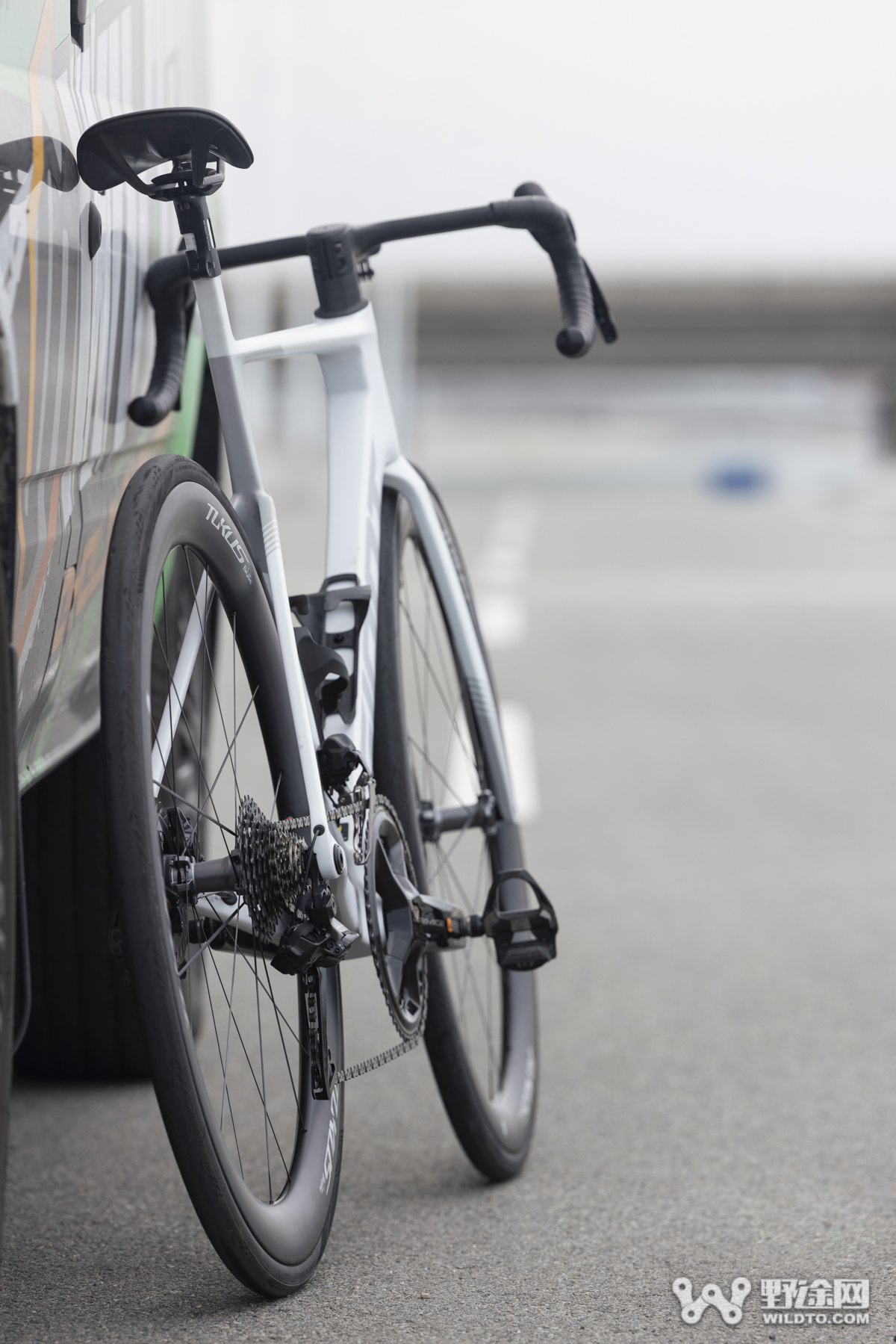 仅重1095g！ 钢碳辐条SCWS结构  TUKUS Evolution 50公路轮组实测