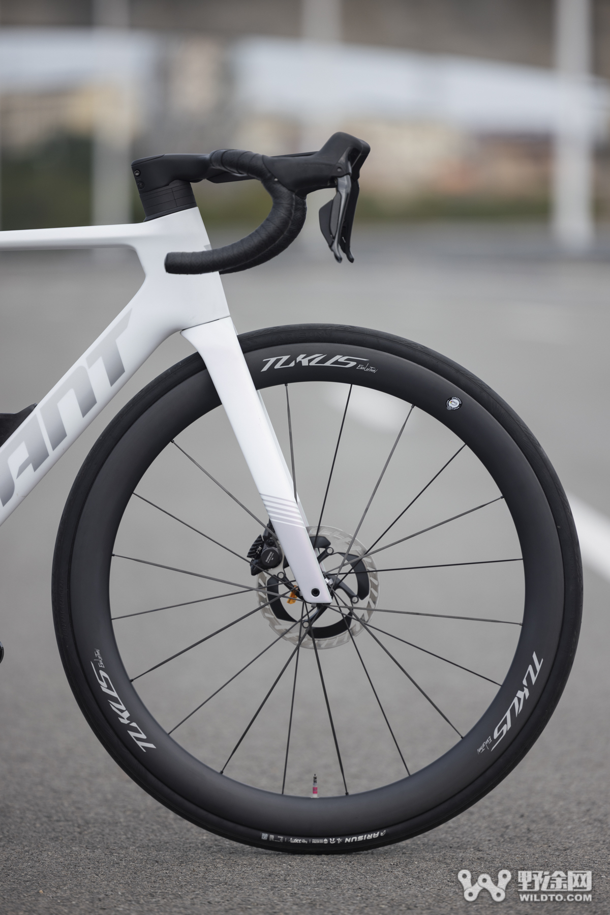 仅重1095g！ 钢碳辐条SCWS结构  TUKUS Evolution 50公路轮组实测